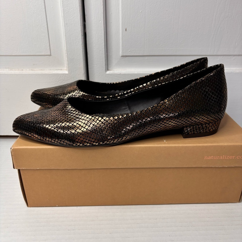 New NATURALIZER Luan Bronze Metallic Snakeskin Flats Size 9W